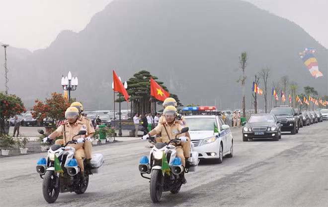 Tổ công tác Phòng CSGT Hà Nam tổ chức phân luồng, hướng dẫn giao thông chống ùn tắc trước cổng Hội trường Trung tâm Văn hóa Phật giáo Tam Chúc.