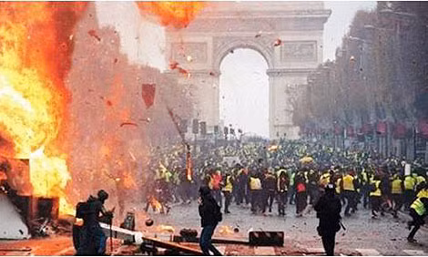 Cuộc bạo động của những người “Áo ghi-lê vàng” ở Paris, 12-2018. Cuộc bạo động của những người “Áo ghi-lê vàng” ở Paris, 12-2018.