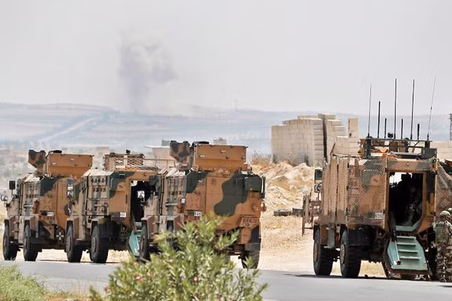 Đoàn xe quân sự Thổ Nhĩ Kỳ tiến về phía biên giới Syria.