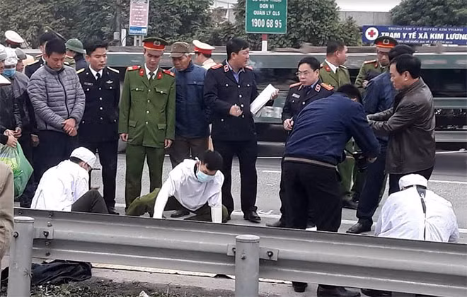 Lực lượng chức năng khám nghiệm hiện trường. Lực lượng chức năng khám nghiệm hiện trường.