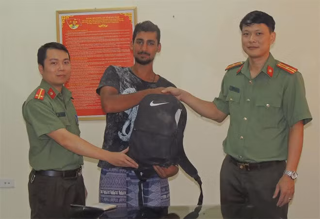 Anh Peretz Matan vui mừng nhận lại hành lí.