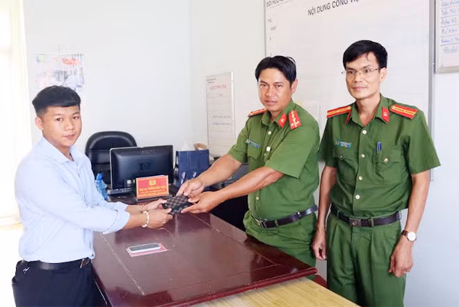 Đại úy Phạm Trường Huy cùng đại diện đơn vị trao trả lại tài sản cho anh Nguyễn Thế Bảo.