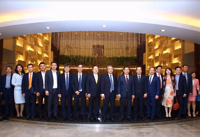 Phó Thủ tướng Vương Đình Huệ Đình Huệ và các cán bộ, nhân viên Tập đoàn VNPT. Phó Thủ tướng Vương Đình Huệ Đình Huệ và các cán bộ, nhân viên Tập đoàn VNPT.