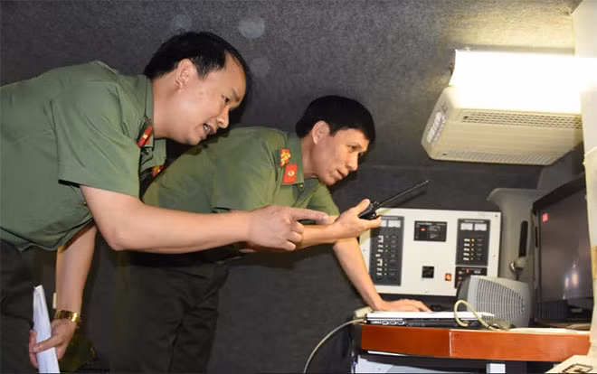 Trực tiếp đồng chí lãnh đạo Công an tỉnh điều hành, chỉ đạo các lực lượng tăng cường tại Trung tâm điều hành tác chiến.