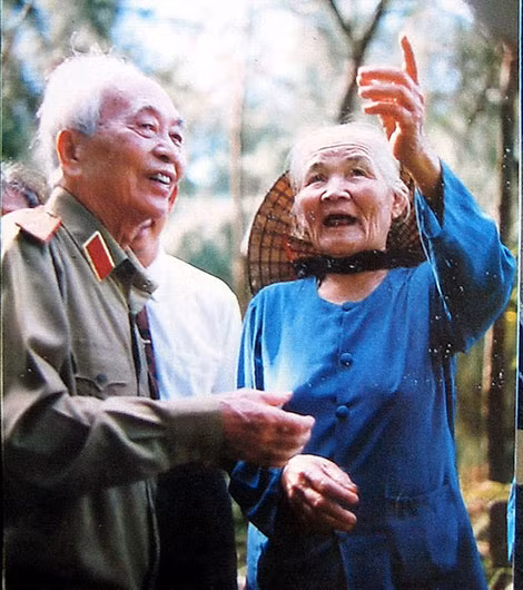 Đại tướng Võ Nguyên Giáp thăm Anh hùng Lao động Phạm Thị Nghèng, người trồng hàng triệu cây rừng chắn cát ở Quảng Bình.