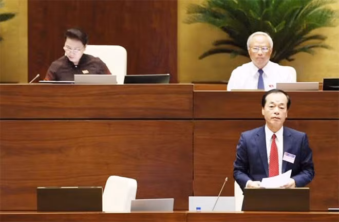 Bộ trưởng Bộ Xây dựng Phạm Hồng Hà trả lời chất vấn trước Quốc hội.
