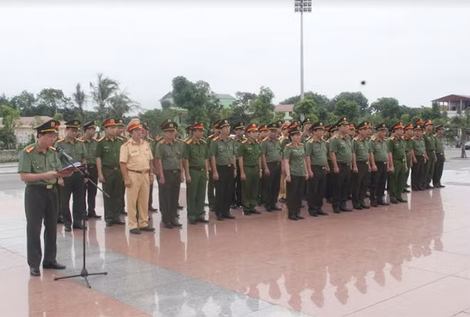 Công an tỉnh Thanh Hoá báo công dâng Bác tại Khu lưu niệm Sáu điều Bác Hồ dạy CAND.