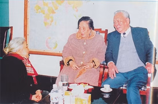 Nguyên Phó Chủ tịch nước Nguyễn Thị Bình thăm và chúc thọ đồng chí Lê Đức Anh và phu nhân.