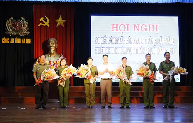 Đồng chí Chủ tịch UBND tỉnh khen thưởng các đơn vị phá thành công chuyên án làm giả tài liệu cơ quan tổ chức, sử dụng giả con dấu và buôn lậu ô tô.