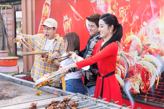 Á Hậu Huyền My, Lou Hoàng tại Lễ hội Phố hàng nóng năm 2018.