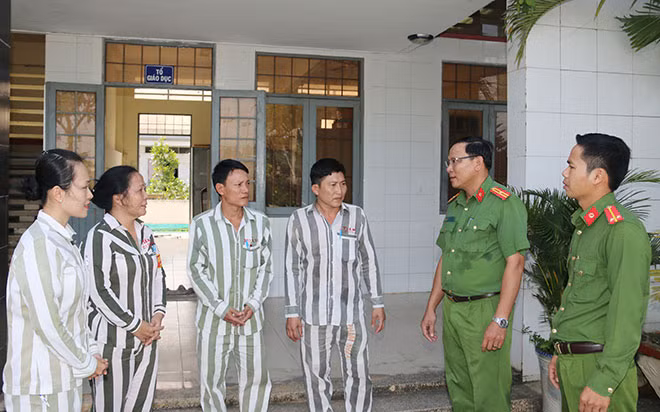 Cán bộ quản giáo Trại giam Cái Tàu, trao đổi với các phạm nhân cải tạo tốt, chuẩn bị các tiết mục văn nghệ, thể thao chào mừng Xuân mới.