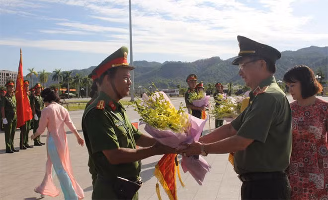 Thượng tướng Nguyễn Văn Thành tặng hoa các đội tham gia Hội thi.