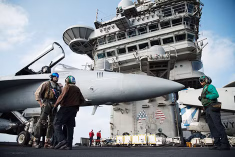 Nhóm tàu sân bay tác chiến Abraham Lincoln của Mỹ phối hợp tập trận với các oanh tạc cơ B-52 trên biển Ảrập. Ảnh: L.G.