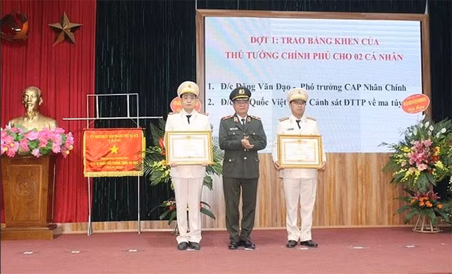 Thiếu tướng Đào Thanh Hải trao Bằng khen của Thủ tướng Chính phủ cho 2 cá nhân CBCS có thành tích xuất sắc.