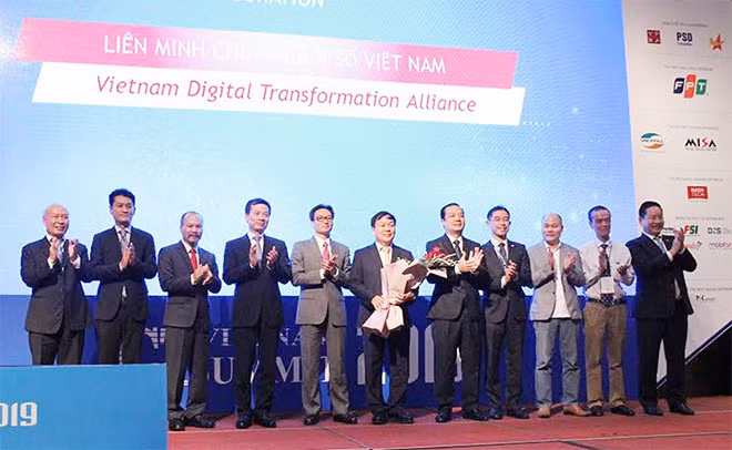 Phó Thủ tướng Vũ Đức Đam và Bộ trưởng Bộ TT&TT Nguyễn Mạnh Hùng và các doanh nghiệp tại lễ ra mắt Liên minh chuyển đổi số Việt Nam. Phó Thủ tướng Vũ Đức Đam và Bộ trưởng Bộ TT&TT Nguyễn Mạnh Hùng và các doanh nghiệp tại lễ ra mắt Liên minh chuyển đổi số Việt Nam.