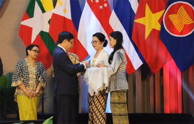 Phó Thủ tướng lấy thông điệp của Thủ tướng Chính phủ Nguyễn Xuân Phúc đặt vào hộp Thông điệp tương lai. Phó Thủ tướng lấy thông điệp của Thủ tướng Chính phủ Nguyễn Xuân Phúc đặt vào hộp Thông điệp tương lai.
