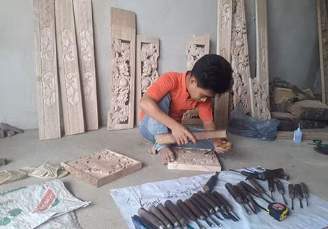 Anh Hưởng đang say sưa làm việc.