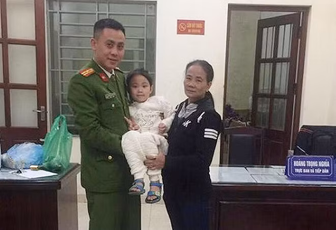 Công an phường Láng Thượng trao trả cháu bé về cho gia đình chị Phương.