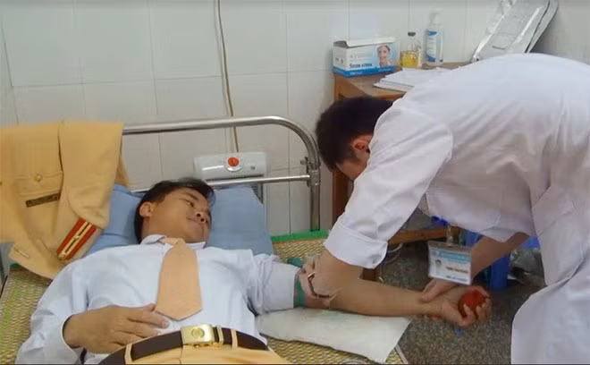 Thiếu tá Nguyễn Việt Hùng tự nguyện hiến máu giúp nạn nhân.