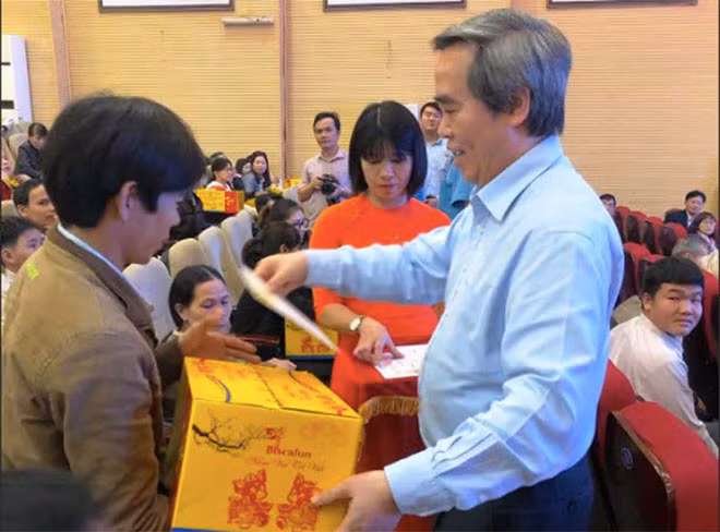 Tặng quà công nhân khó khăn. Tặng quà công nhân khó khăn.