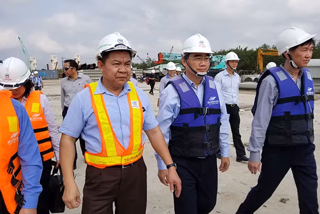 Bí thư Thành ủy Nguyễn Thiện Nhân cùng đoàn công tác và đại diện nhà đầu tư thị sát một công trình cống ngăn triều.