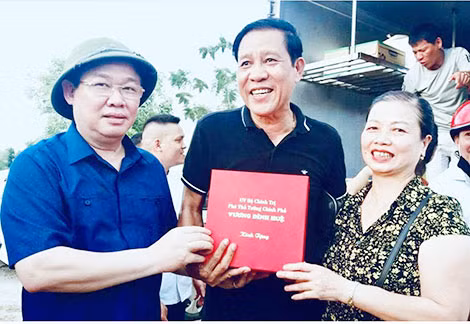 Ủy viên Bộ Chính trị - Phó Thủ tướng Vương Đình Huệ thăm hỏi, động viên vợ chồng anh Lê Văn Hồng, người đã nấu 1.000 suất ăn tiếp sức cho lực lượng cứu rừng.