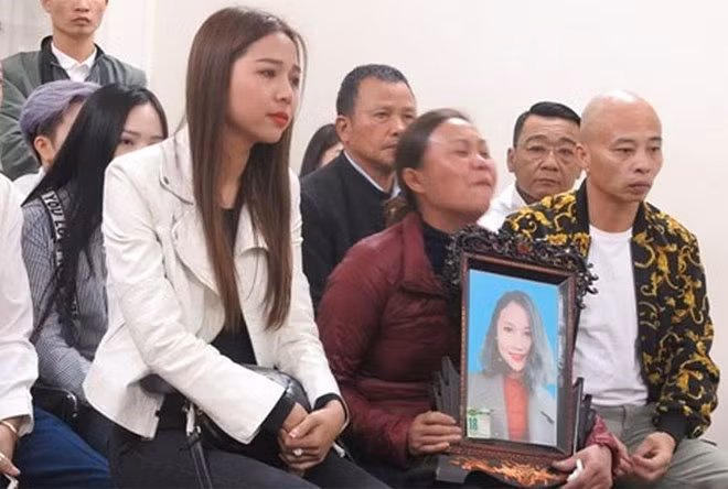 Người nhà ôm di ảnh nạn nhân đến phiên xử. Người nhà ôm di ảnh nạn nhân đến phiên xử.