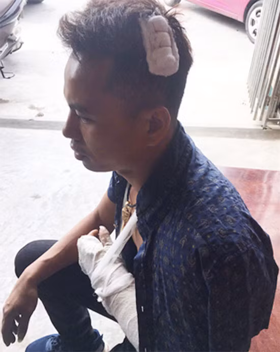 Nhóm 3 thanh niên lao đến buồng lái lôi lái xe xuống đánh đập.