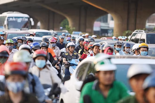 Cấm xe máy, hay thu phí vào nội đô đều khiến người dân băn khoăn.