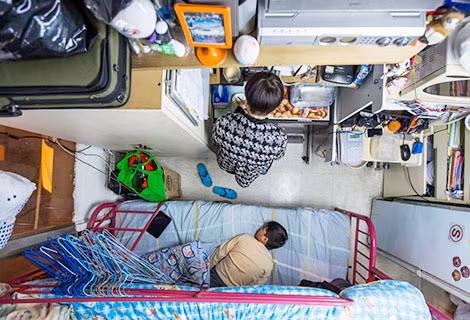Mức lương trung bình hàng tháng là 19.100 đôla Hong Kong đối với nam giới và 14.700 đôla Hong Kong đối với nữ giới. Trong khi đó, giá thuê trung bình hàng tháng cho căn hộ một phòng ngủ ở trung tâm thành phố là 16.551 đôla Hong Kong. Mức lương trung bình hàng tháng là 19.100 đôla Hong Kong đối với nam giới và 14.700 đôla Hong Kong đối với nữ giới. Trong khi đó, giá thuê trung bình hàng tháng cho căn hộ một phòng ngủ ở trung tâm thành phố là 16.551 đôla Hong Kong.