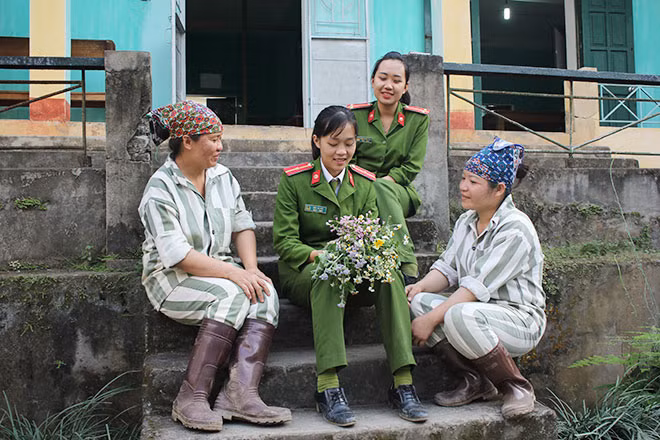 Thiếu úy Bàn Thị Huệ trò chuyện với phạm nhân.