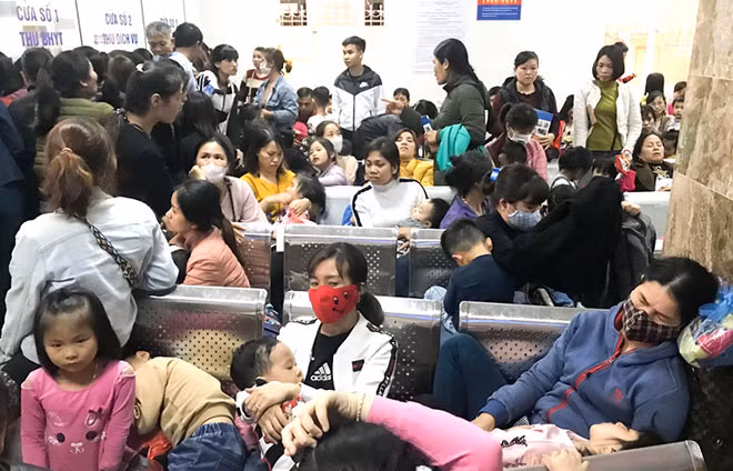Hàng nghìn phụ huynh học sinh ở tỉnh Bắc Ninh đưa con em đi xét nghiệm sán lợn. Ảnh: CTV. Hàng nghìn phụ huynh học sinh ở tỉnh Bắc Ninh đưa con em đi xét nghiệm sán lợn. Ảnh: CTV.