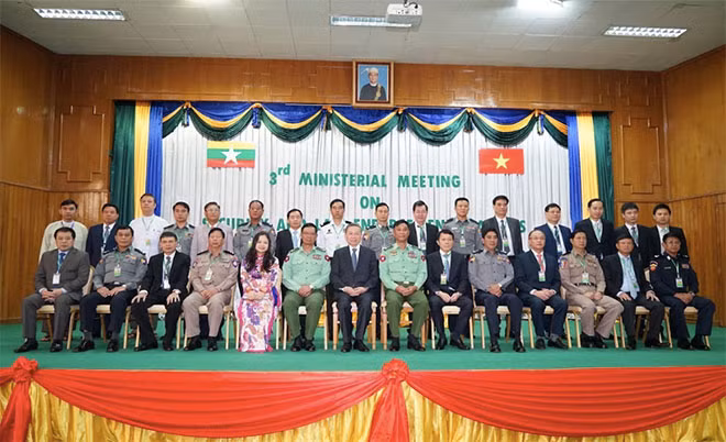 Bộ trưởng Bộ Công an Việt Nam và Bộ trưởng Bộ Nội vụ Cộng hòa Liên bang Myanmar cùng các đại biểu.