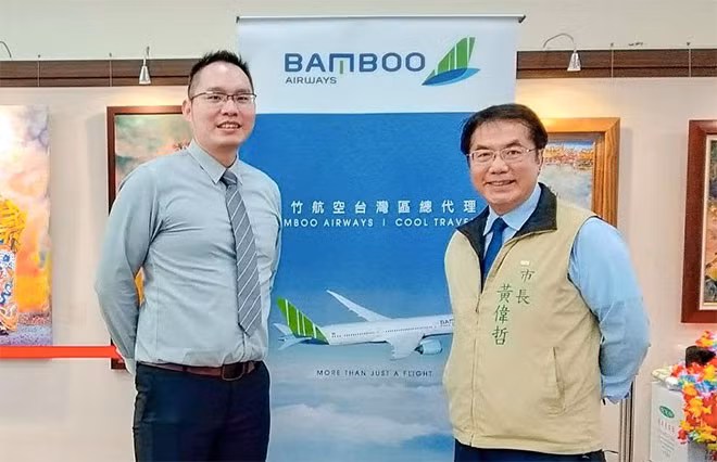 Sân bay quốc tế Đào Viên (Đài Bắc) hiện là cảng hàng không lọt top 10 sân bay nhộn nhịp nhất thế giới theo lượng khách và bận rộn thứ 6 thế giới về lưu lượng giao thông vận tải quốc tế. Đây cũng là trung tâm của các Hãng hàng không lớn của Đài Loan – Trung Quốc như China Airlines và EVA Air.