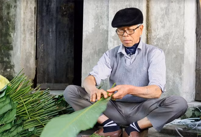 Lá dong được chọn lựa tỷ mỉ, kỹ càng và sau đó sẽ được rửa sạch và tách gân lá. Những chiếc lá rách sẽ được gói ở bên trong, những chiếc lá đẹp sẽ được gói ở bên ngoài để tạo nên chiếc bánh có màu xanh đặc trưng.