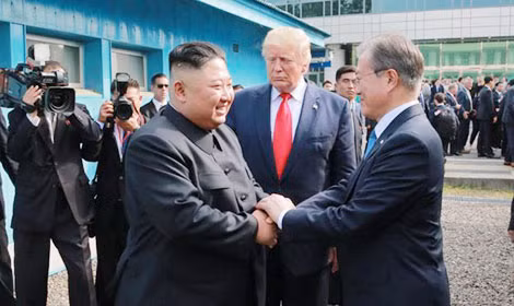 Chủ tịch Triều Tiên Kim Jong-un gặp Tổng thống Hàn Quốc Moon Jae-in và Tổng thống Mỹ Donald Trump ở phía Nam của đường phân giới quân sự phân chia Triều Tiên và Hàn Quốc.