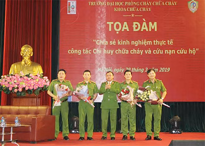 Thiếu tướng Lê Quang Bốn, Hiệu trưởng Trường Đại học PCCC tặng hoa cho các khách mời tham dự buổi Tọa đàm Thiếu tướng Lê Quang Bốn, Hiệu trưởng Trường Đại học PCCC tặng hoa cho các khách mời tham dự buổi Tọa đàm