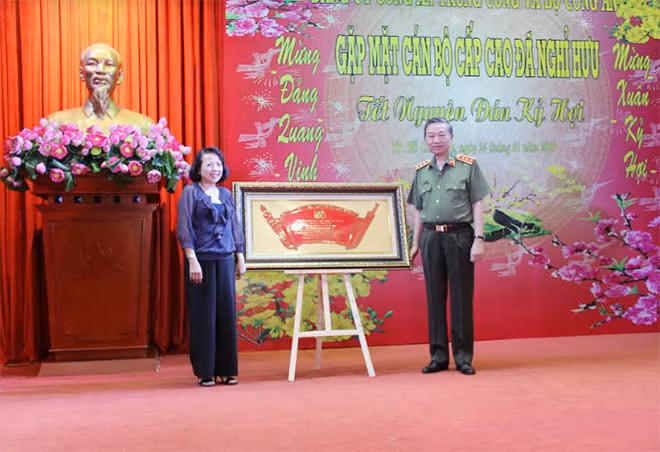 Bộ trưởng Tô Lâm tặng cuốn thư của Bộ Công an cho phu nhân các đồng chí nguyên là lãnh đạo Bộ.