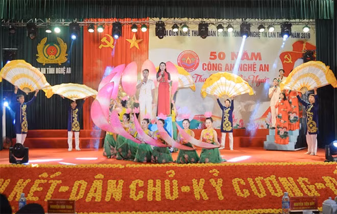 Một tiết mục ca, múa nhạc của khối Xây dựng lực lượng - Hậu cần trong lễ khai mạc.