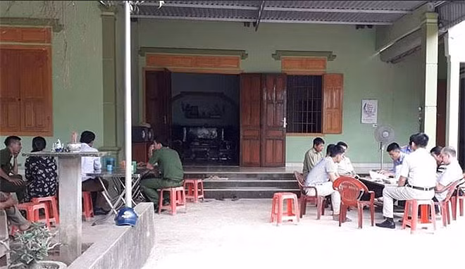 Các cơ quan chức năng đang làm việc tại gia đình cháu Băng.