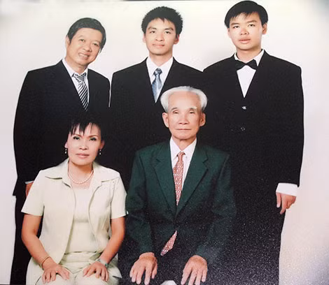 Giáo sư, nhà giáo nhân dân Vũ Như Canh và gia đình con gái - bác sĩ Vũ Anh Lê.