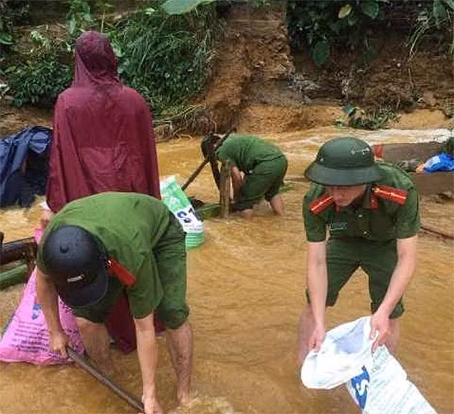 Công an TP Lai Châu tham gia khắc phục hậu quả mưa lũ với bà con ở xã San Thàng (ảnh Thu Trang). Công an TP Lai Châu tham gia khắc phục hậu quả mưa lũ với bà con ở xã San Thàng (ảnh Thu Trang).