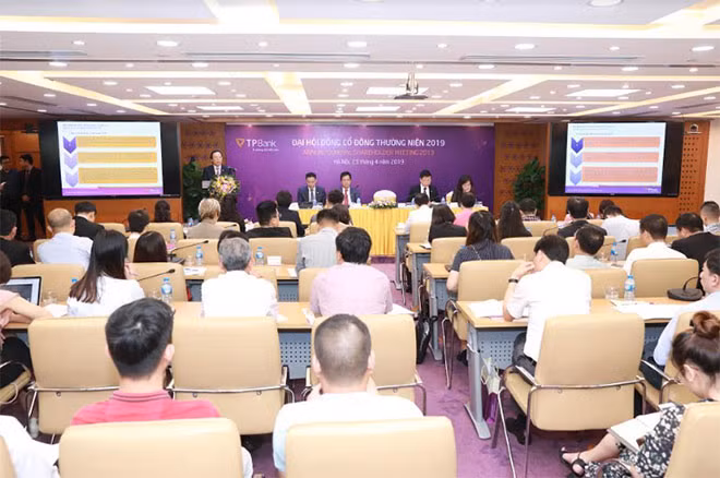 Chủ tịch HĐQT Đỗ Minh Phú báo cáo tình hình quản trị năm 2018 và chia sẻ định hướng năm 2019.