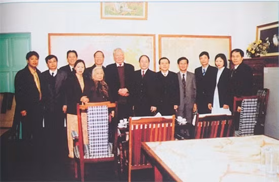 Đồng chí Phan Diễn - nguyên Thường trực Ban Bí thư và Văn phòng Trung ương Đảng đến chúc thọ Đại tướng Lê Đức Anh.