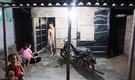 Căn nhà lụp xụp của chị Phương và anh Tâm.