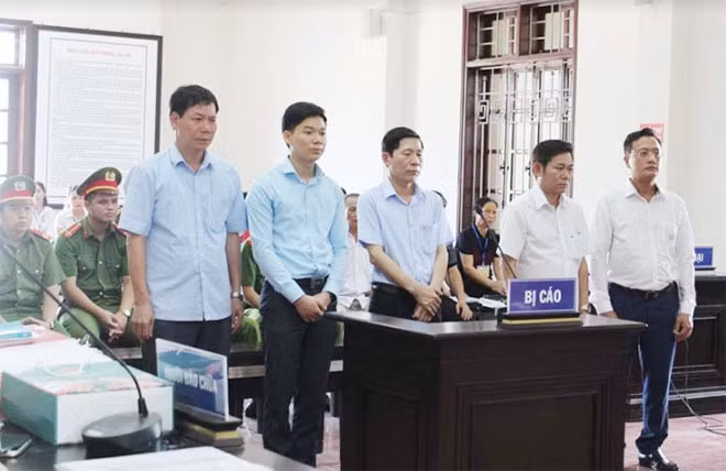 Các bị cáo tại phòng xử án.