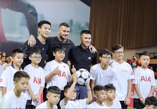 Ngoài siêu sao bóng đá David Beckham, người hâm mộ còn có cơ hội gặp những người nổi tiếng khác như tuyển thủ U23 Việt Nam Duy Mạnh, cựu danh thủ Lê Công Vinh. Ngoài siêu sao bóng đá David Beckham, người hâm mộ còn có cơ hội gặp những người nổi tiếng khác như tuyển thủ U23 Việt Nam Duy Mạnh, cựu danh thủ Lê Công Vinh.