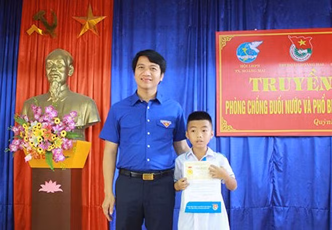 Bí thư Trung ương Đoàn Nguyễn Ngọc Lương trao Huy hiệu “Tuổi trẻ dũng cảm” tặng em Nguyễn Quang Dũng.