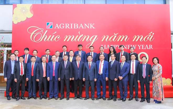 Phó Thủ tướng Chính phủ Vương Đình Huệ và tập thể cán bộ lãnh đạo, nhân viên Agribank.
