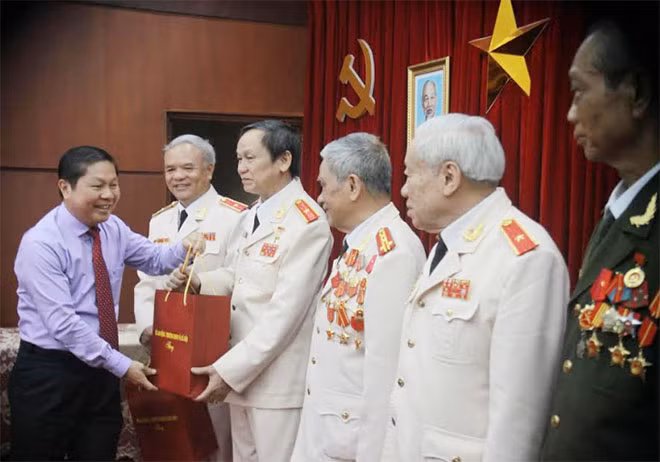 Thứ trưởng Bộ LĐTB-XH Lê Tấn Dũng trao quà tặng các đại biểu.